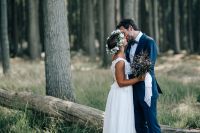 Ein Brautpaar k&uuml;sst sich im Wald