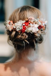 Eine Braut tr&auml;gt Blumenschmuck im Haar